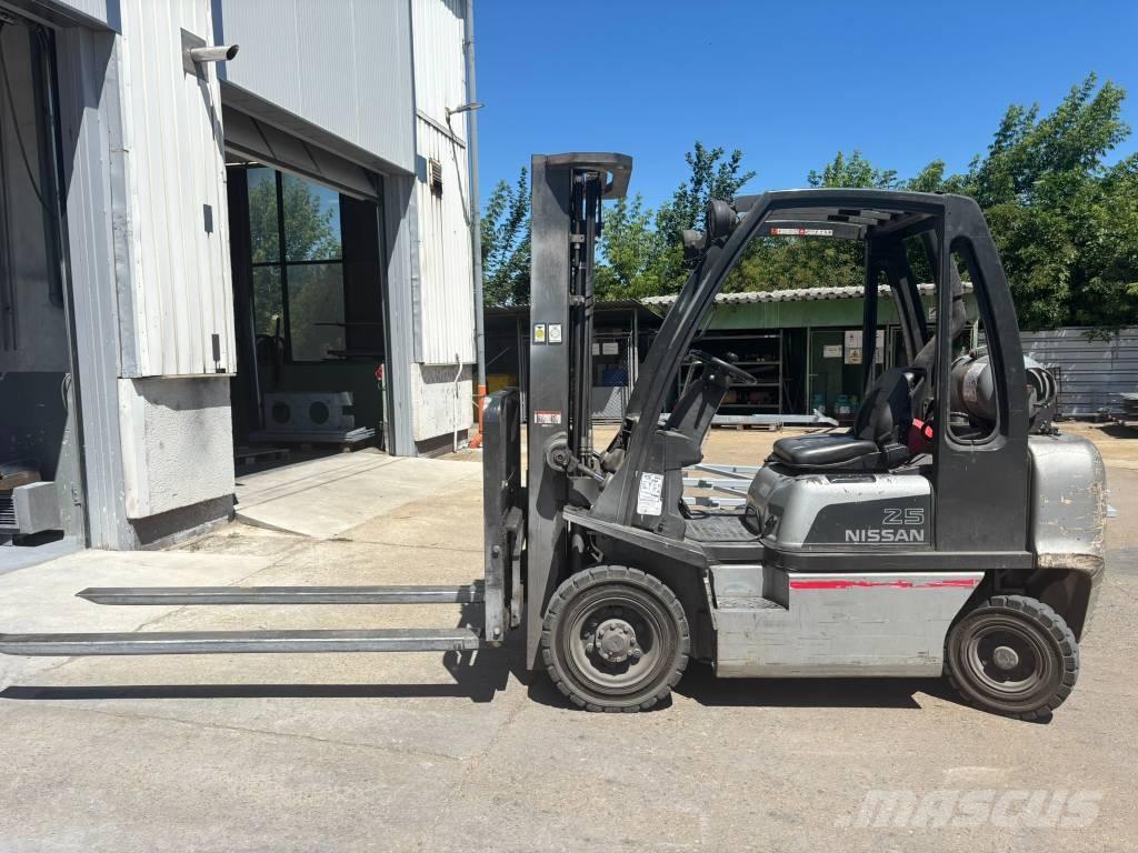 Nissan UD02A25PQ LPG gaffeltrucks