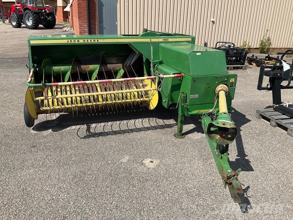 John Deere 440 Pressere til firkantede baller