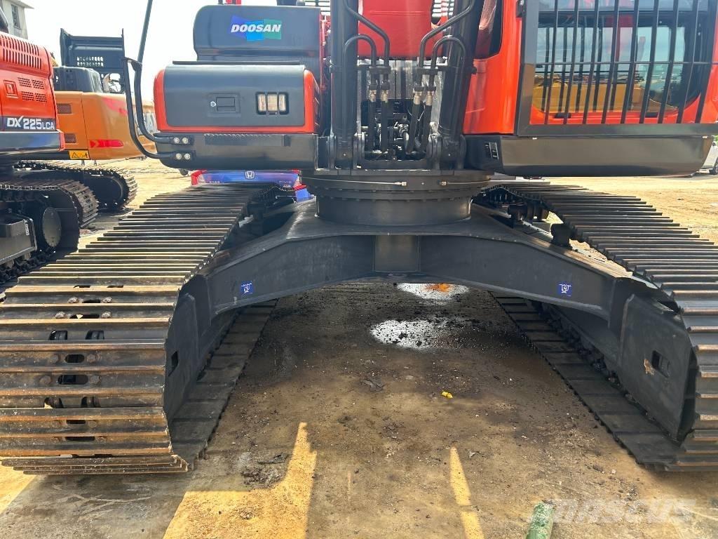 Doosan DX 225 LC Gravemaskiner på larvebånd