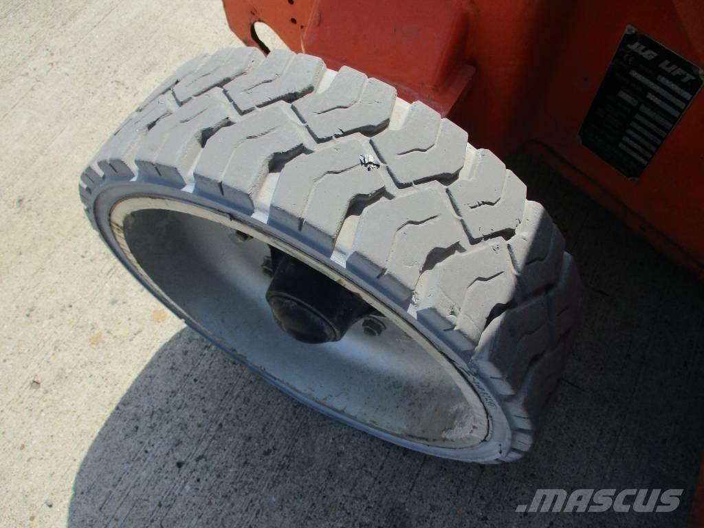 JLG E400 AJPN (687) Kompakte selvkørende bomlifte