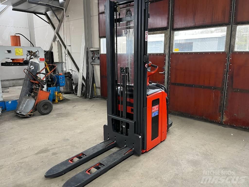 Linde L14AP Selvkørende stablere