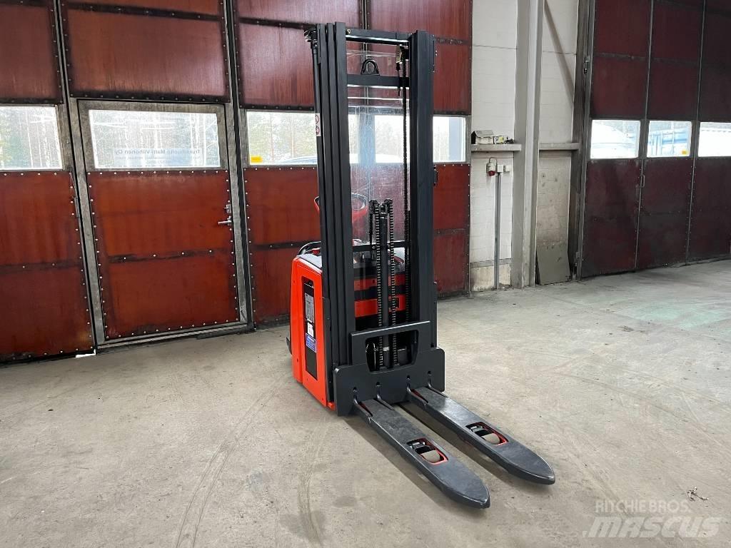 Linde L14AP Selvkørende stablere