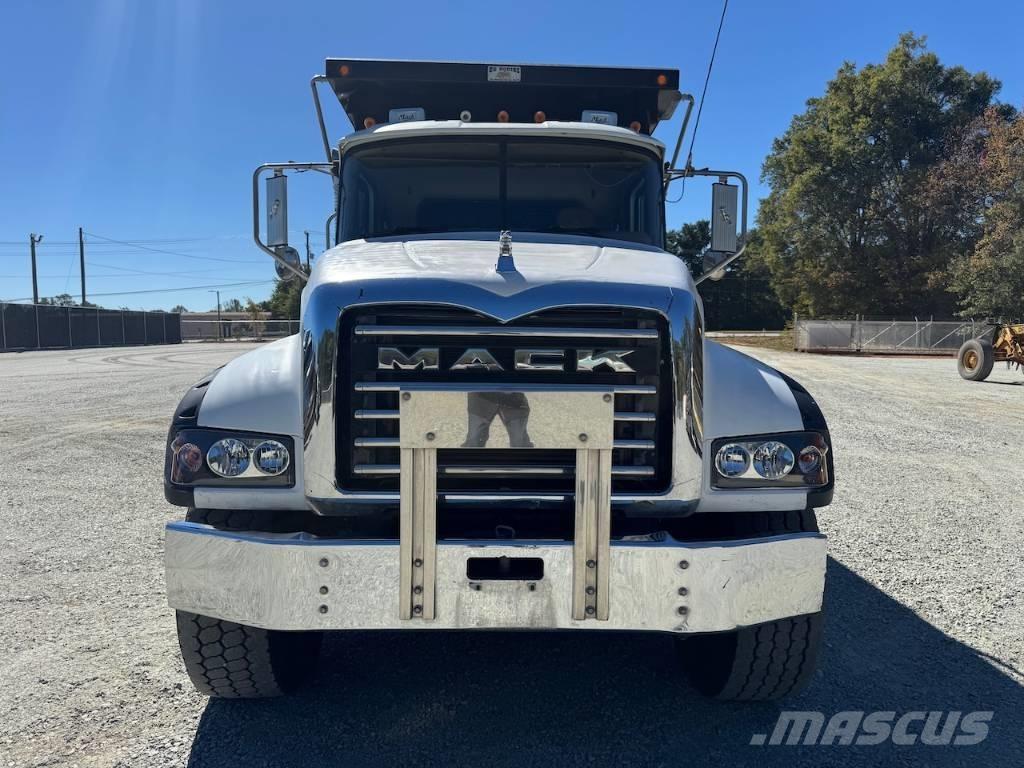 Mack GU713 Lastbiler med tip