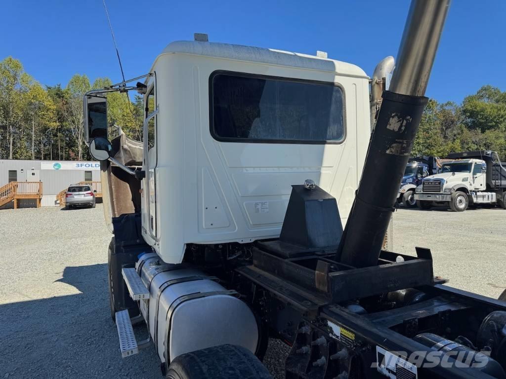 Mack GU713 Lastbiler med tip