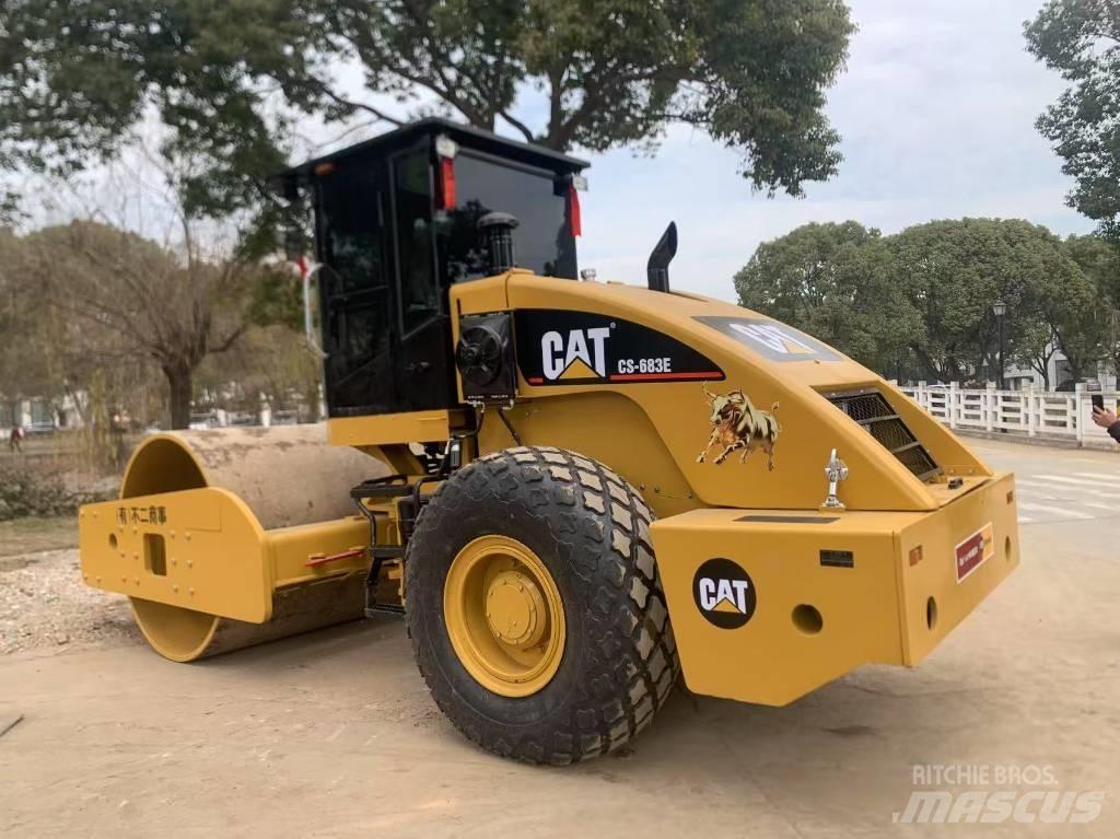CAT CS 683 E Enkelt tromle