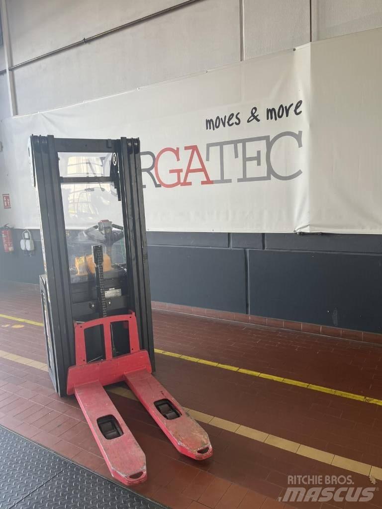 Hyster S1.4 Gaffelstabler med gående fører