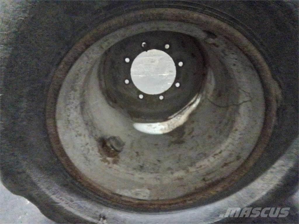 Valmet 820 24x22,5 Dæk, hjul og fælge