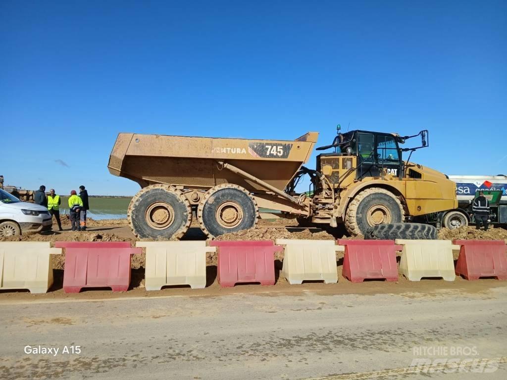 CAT 745 Terrængående lastbiler