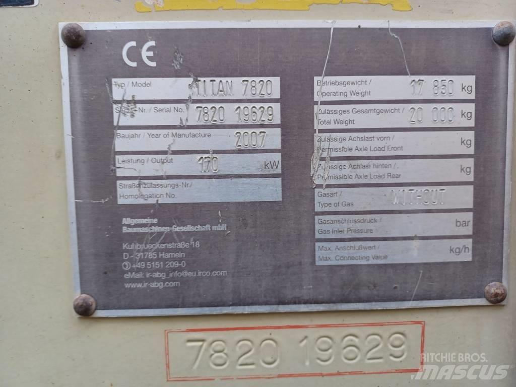 Titan 7820 Asfaltudlæggere