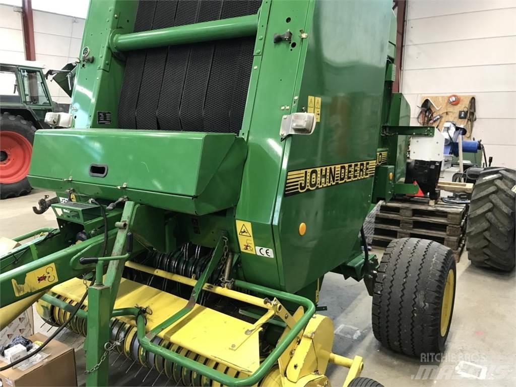 John Deere 590 Pressere til firkantede baller