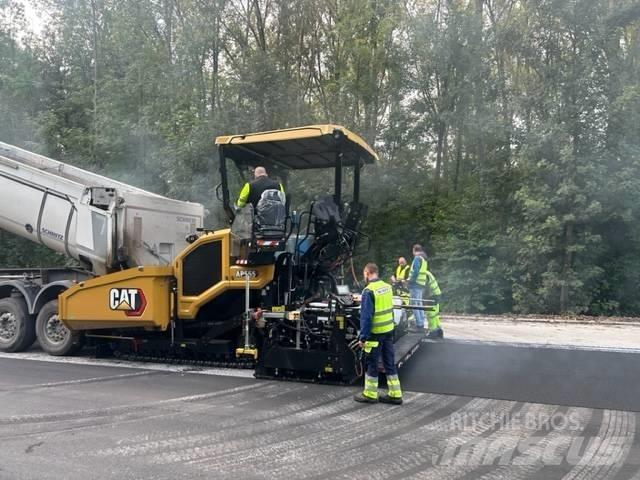 CAT AP 555 Asfaltudlæggere