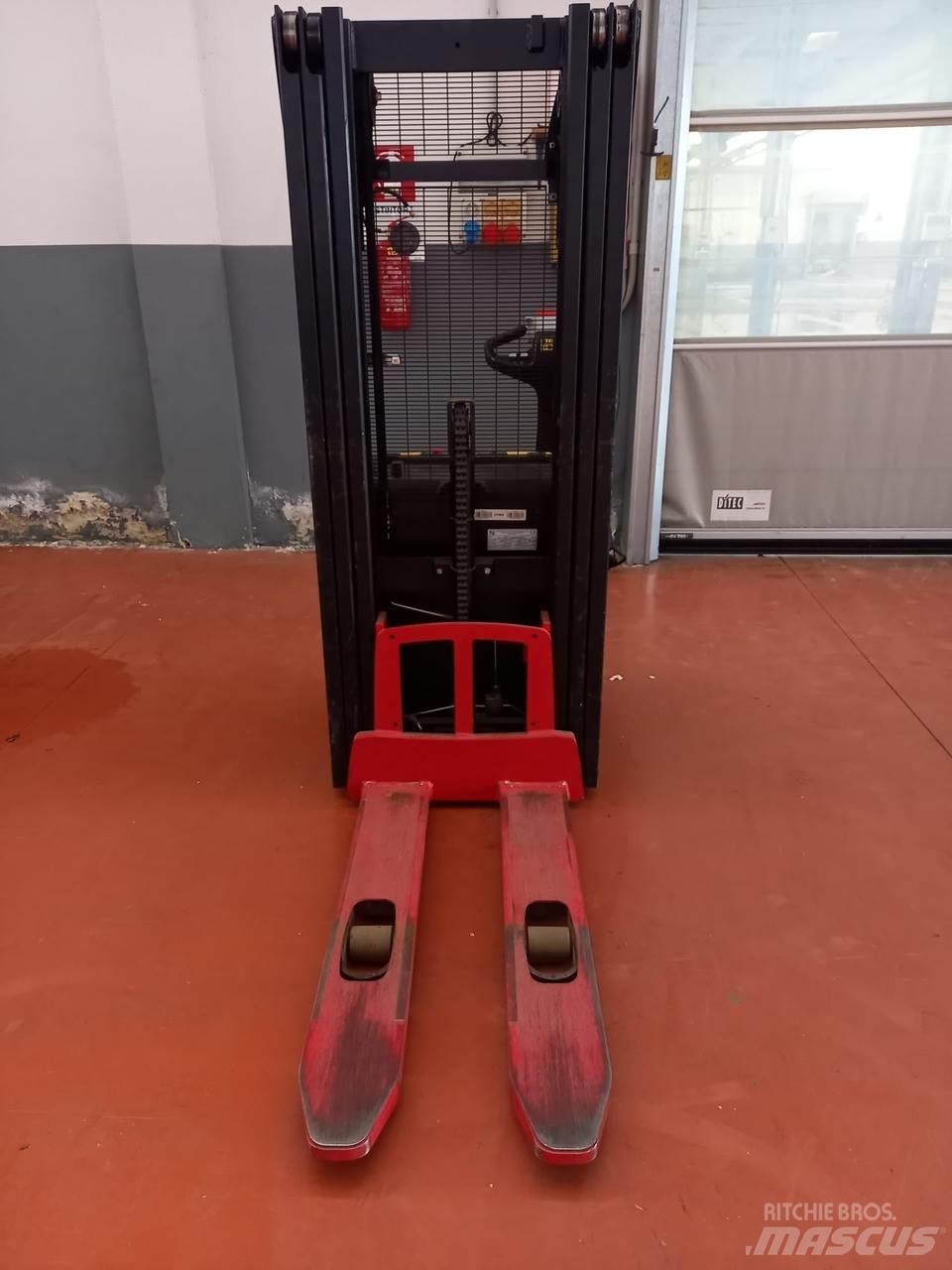 Hyster S1.2 Gaffelstabler med gående fører