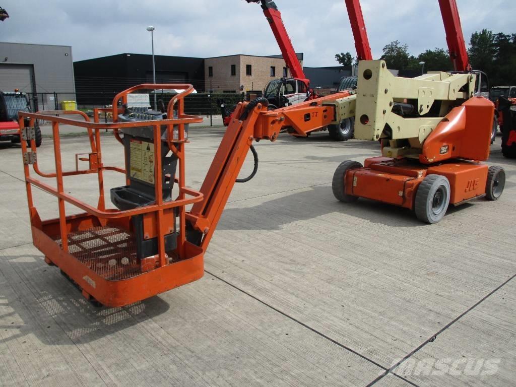 JLG E400 AJPN (048) Kompakte selvkørende bomlifte