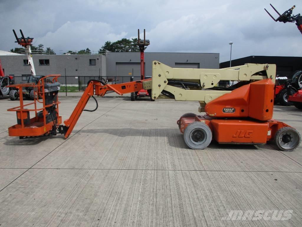 JLG E400 AJPN (048) Kompakte selvkørende bomlifte