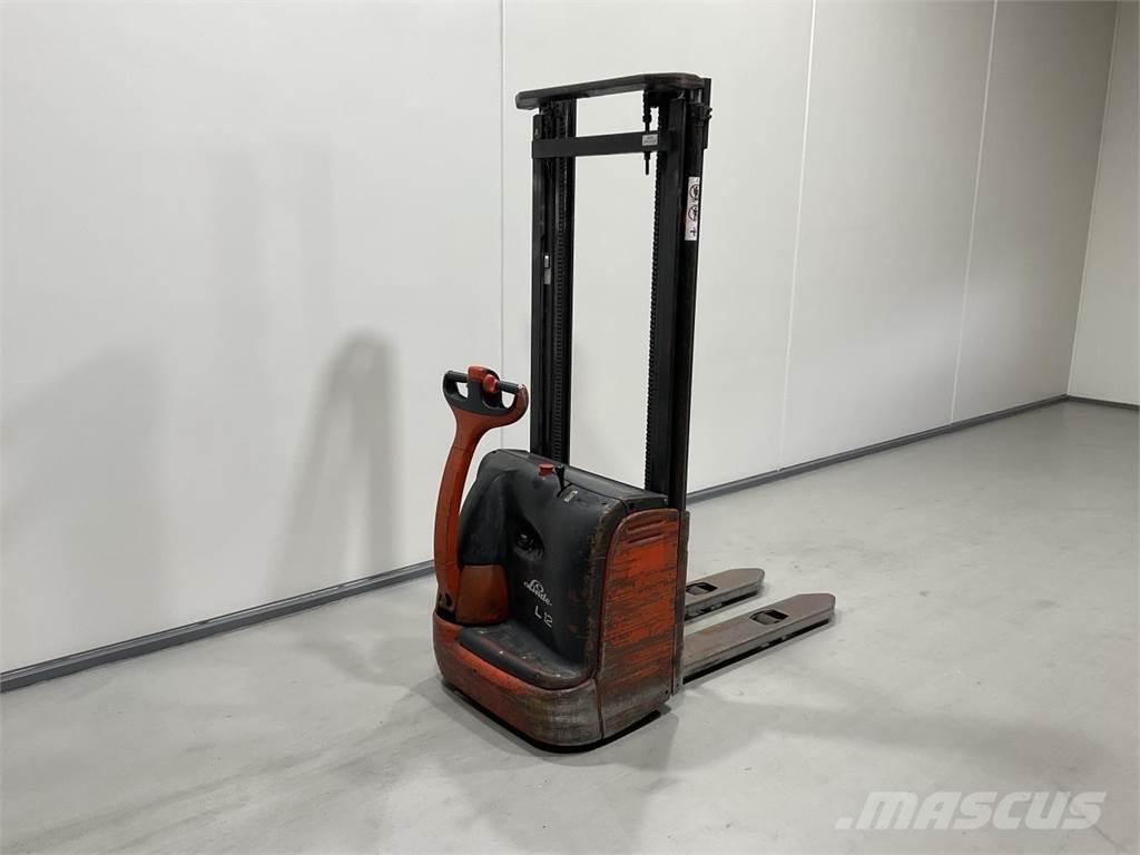 Linde L12 Selvkørende stablere