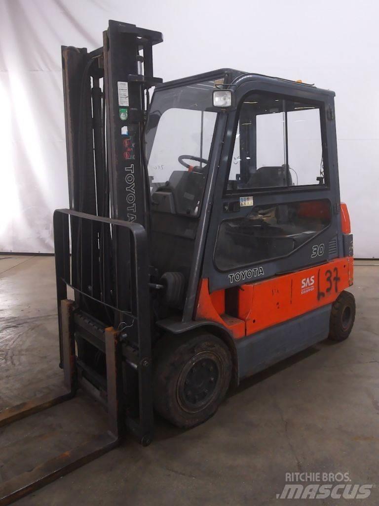 Toyota 7FBMF30 El gaffeltrucks