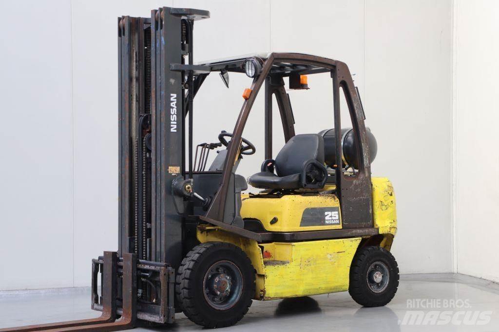 Nissan UD02A25PQ LPG gaffeltrucks