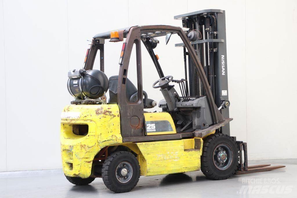 Nissan UD02A25PQ LPG gaffeltrucks