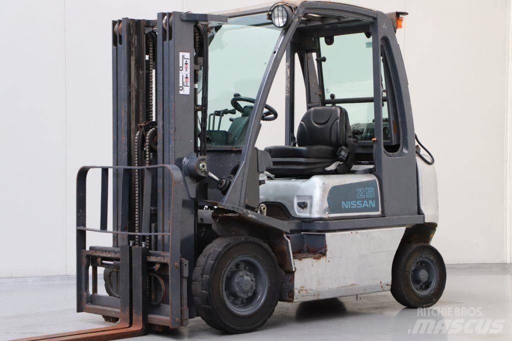 Nissan UD02A25PQ LPG gaffeltrucks