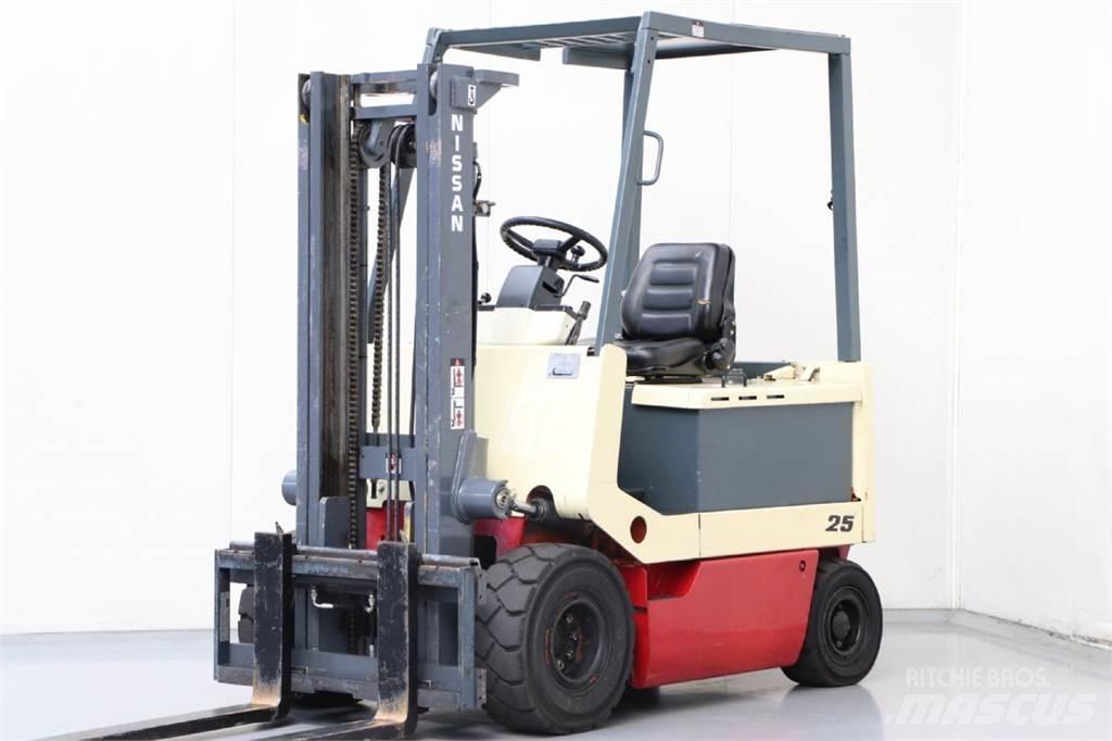 Nissan UM02L25U El gaffeltrucks