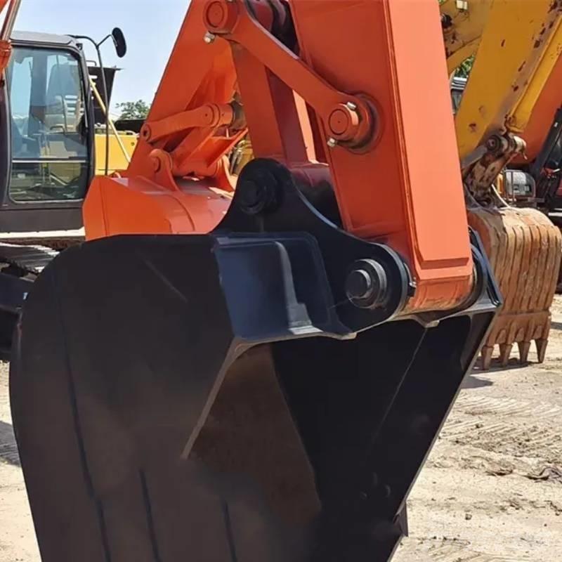 Hitachi ZX 210 Gravemaskiner på larvebånd
