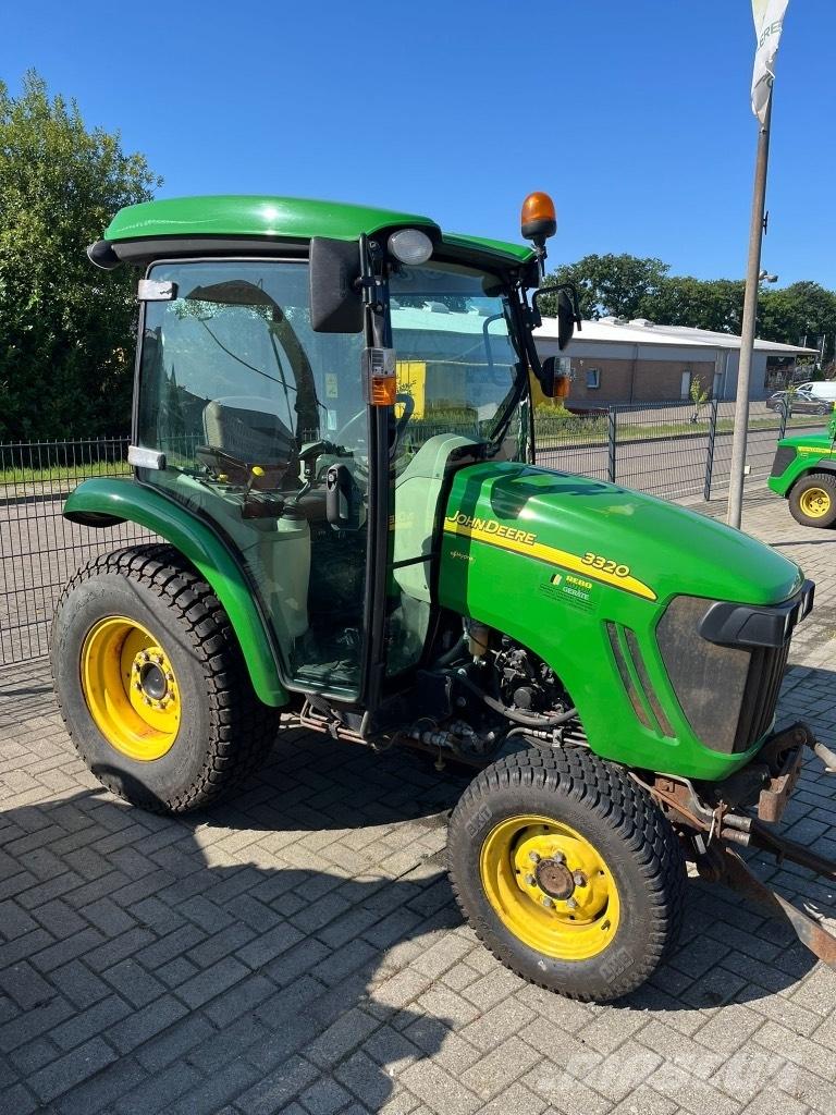 John Deere 3320 Kompakte traktorer