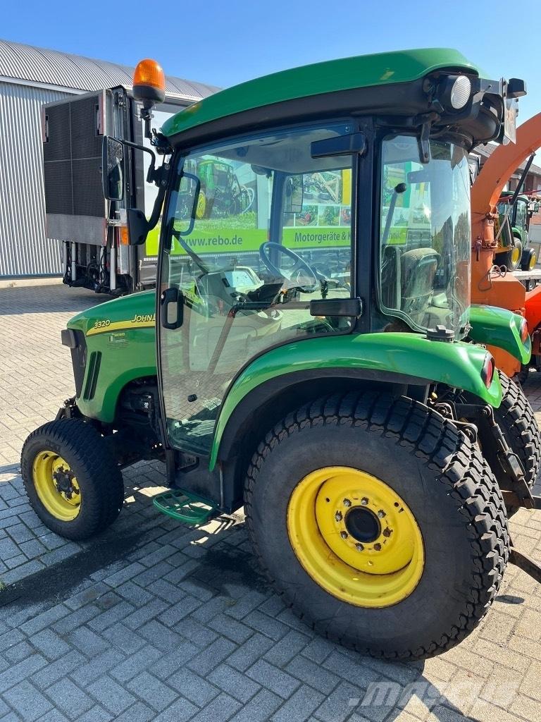 John Deere 3320 Kompakte traktorer