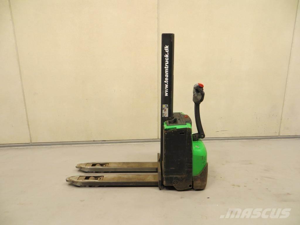 Cesab S208L Selvkørende stablere