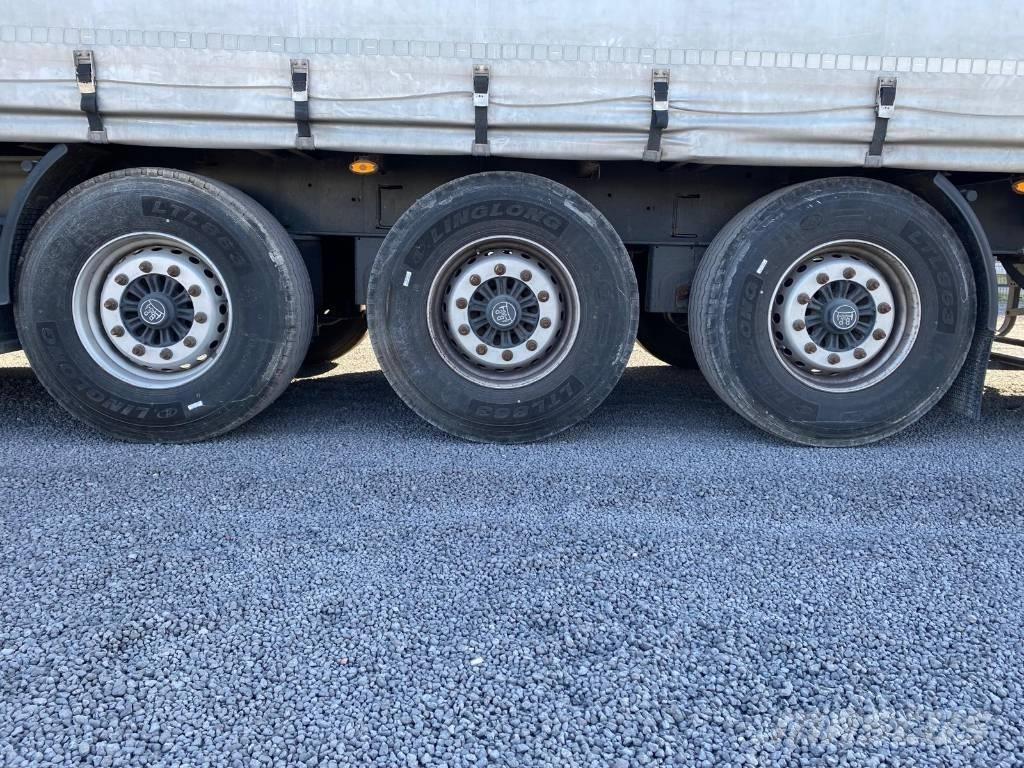 Kögel SN 24 Semi-trailer med Gardinsider