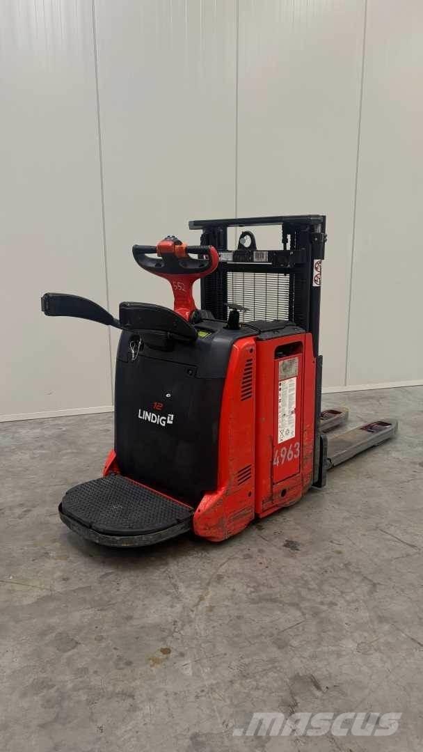 Linde D12AP Selvkørende stablere