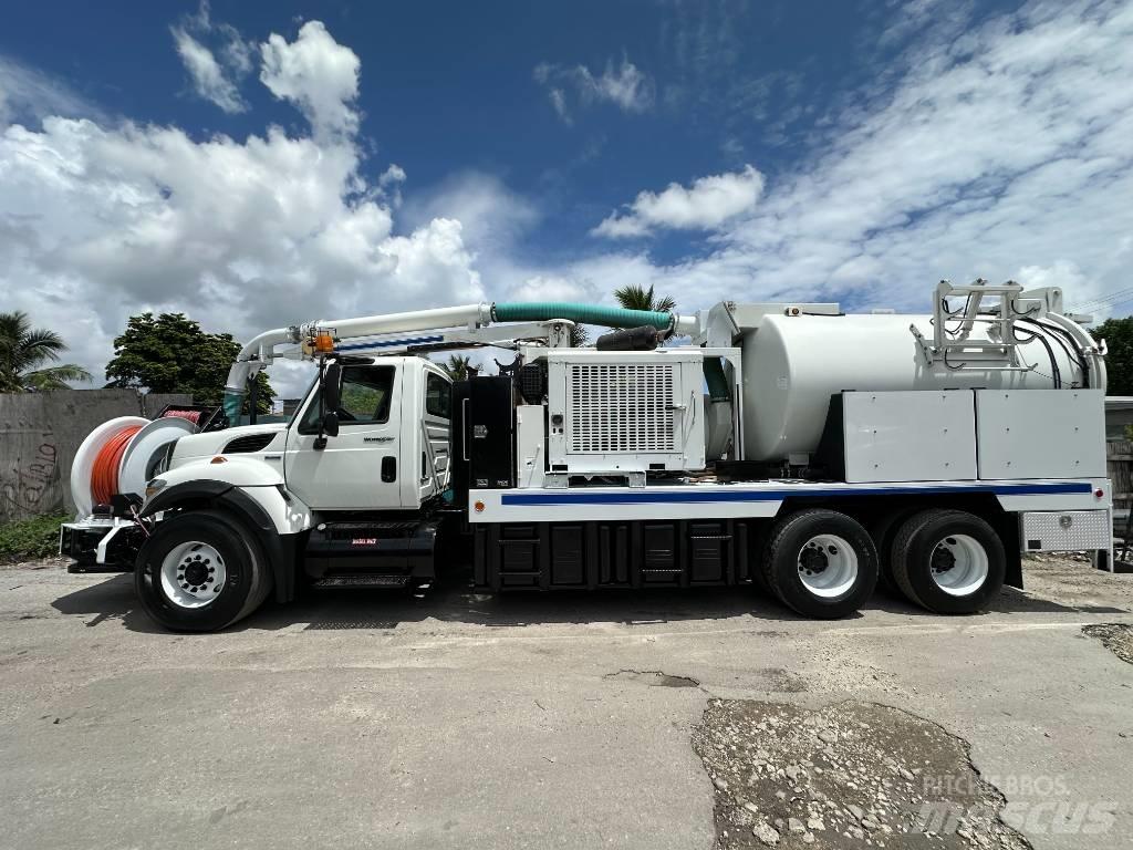 International 7400 Slamsuger