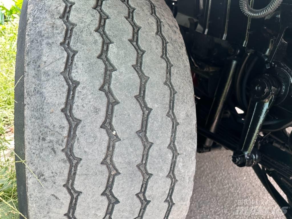 International 7400 Slamsuger