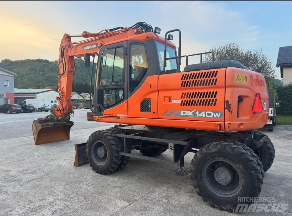 Doosan DX 140 W Gravemaskiner på hjul