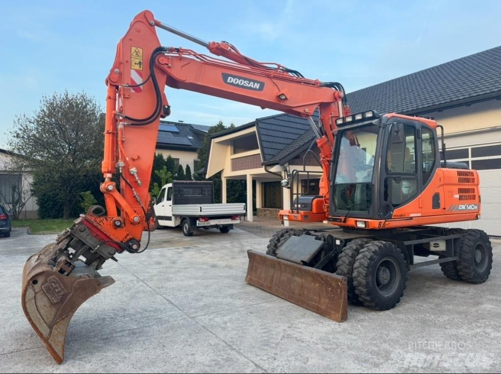 Doosan DX 140 W Gravemaskiner på hjul