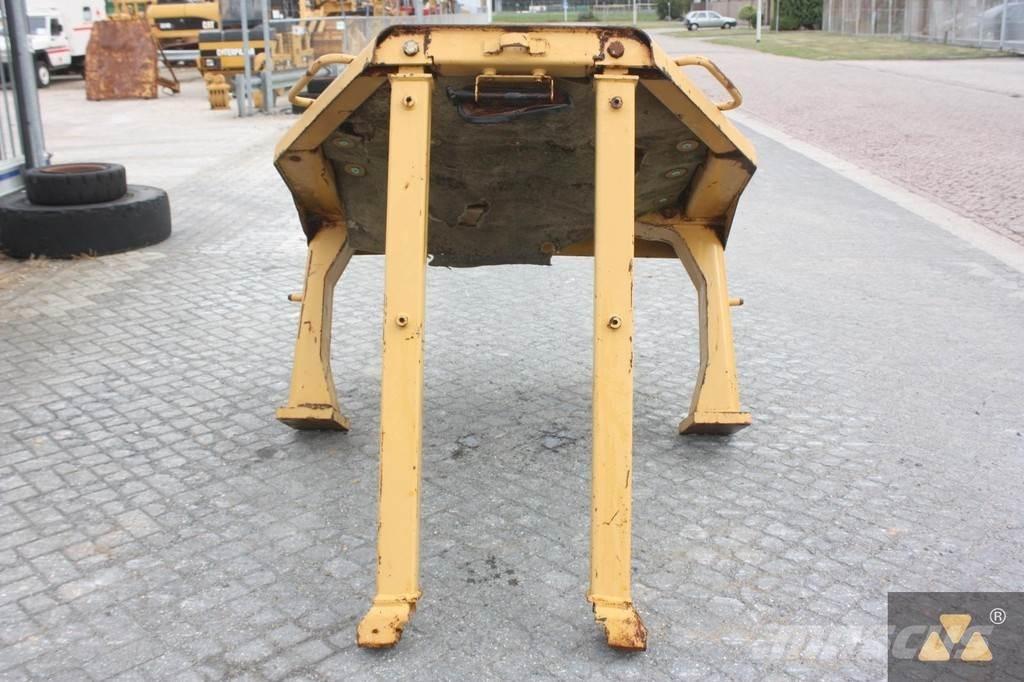 CAT D8N O-rops cab Kabiner og interiør