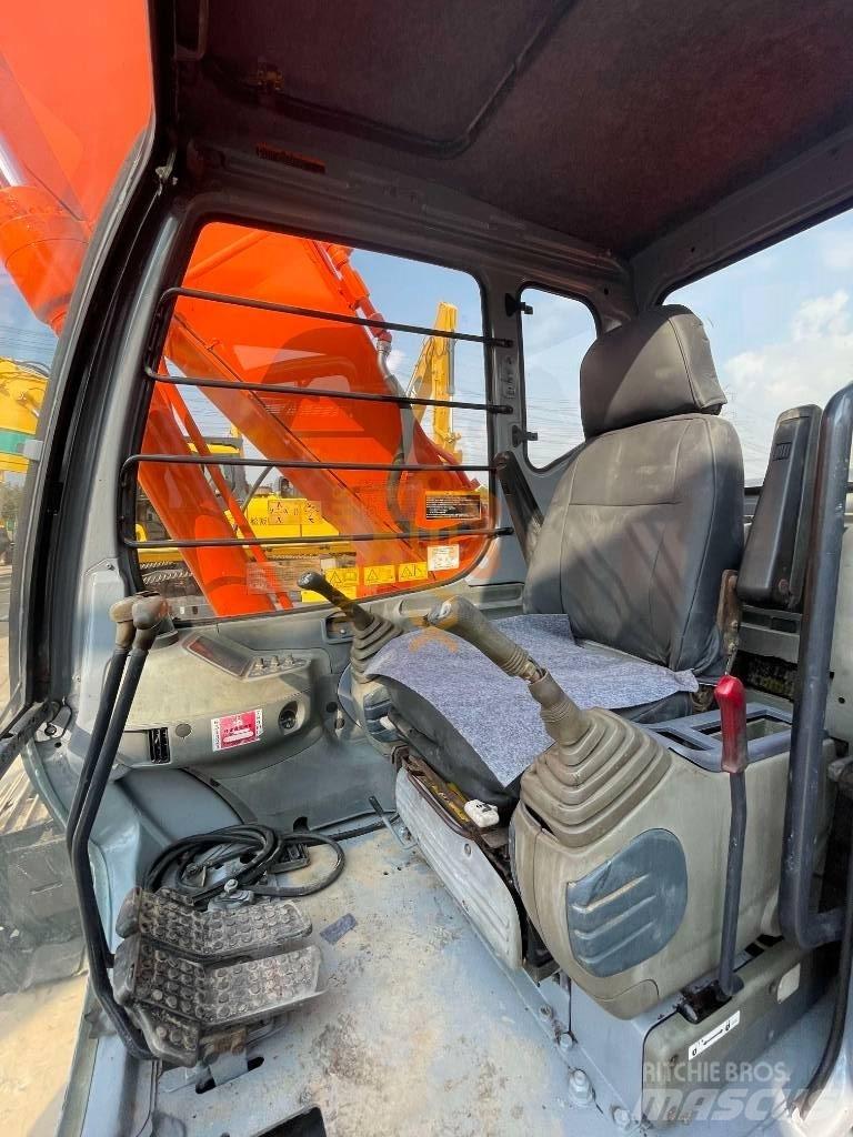 Hitachi EX 200 Gravemaskiner på larvebånd