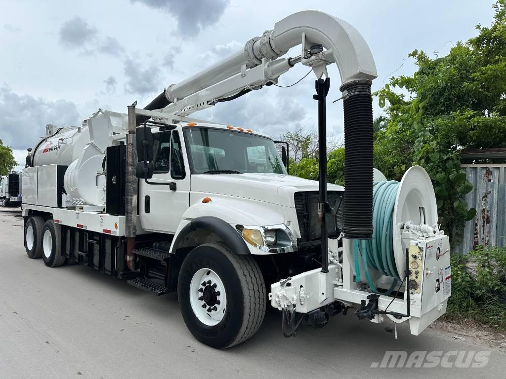 International 7400 Slamsuger