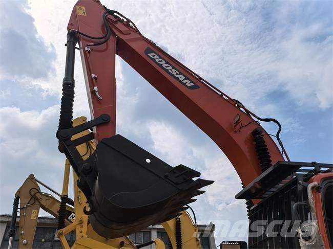 Doosan DX 225 LC Gravemaskiner på larvebånd