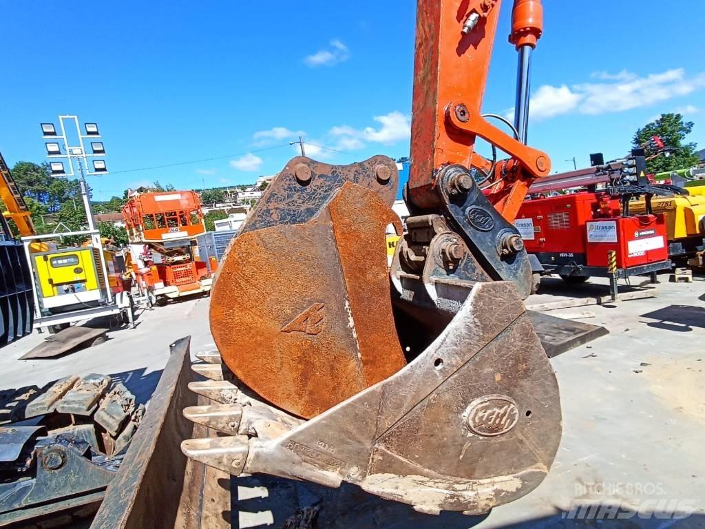 Hitachi ZX 135 US-6 Gravemaskiner på larvebånd
