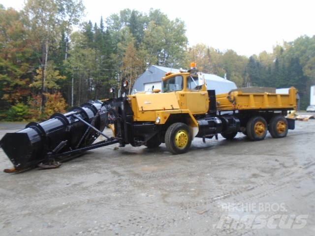 Mack RM 6866 S Sneskovle og -plove
