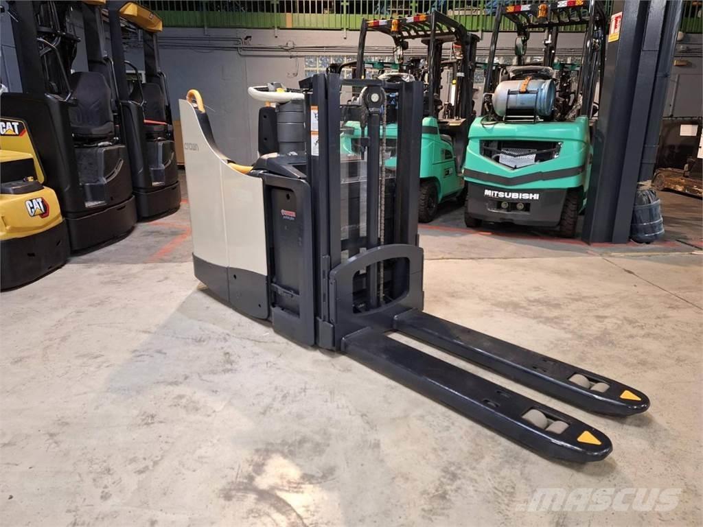Crown DT3040 Selvkørende stablere