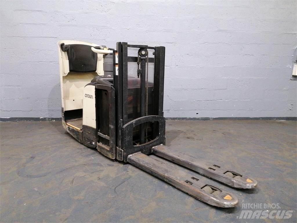 Crown DT3040 Selvkørende stablere