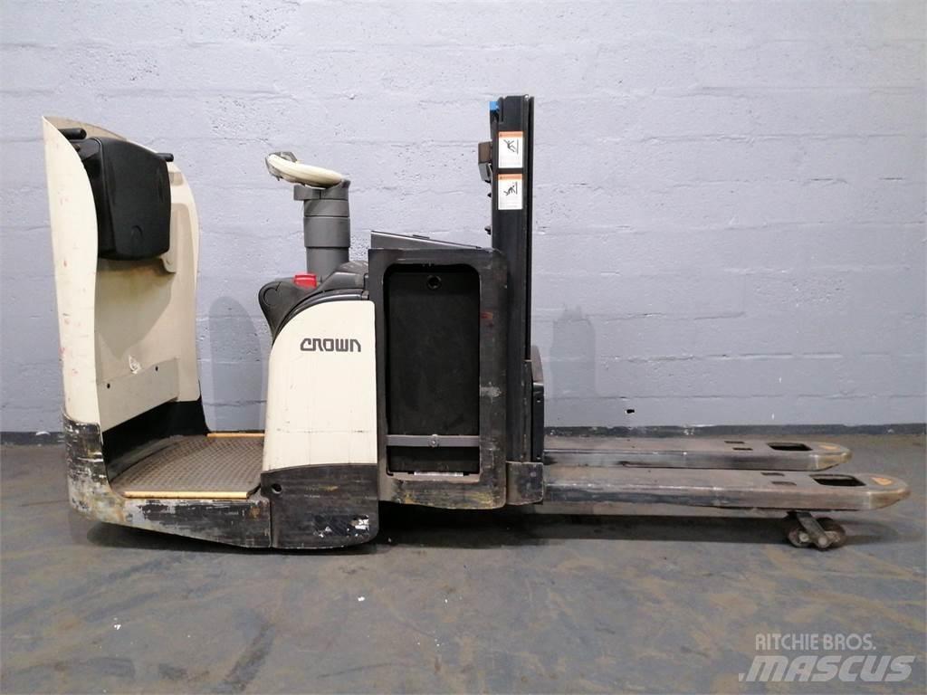 Crown DT3040 Selvkørende stablere