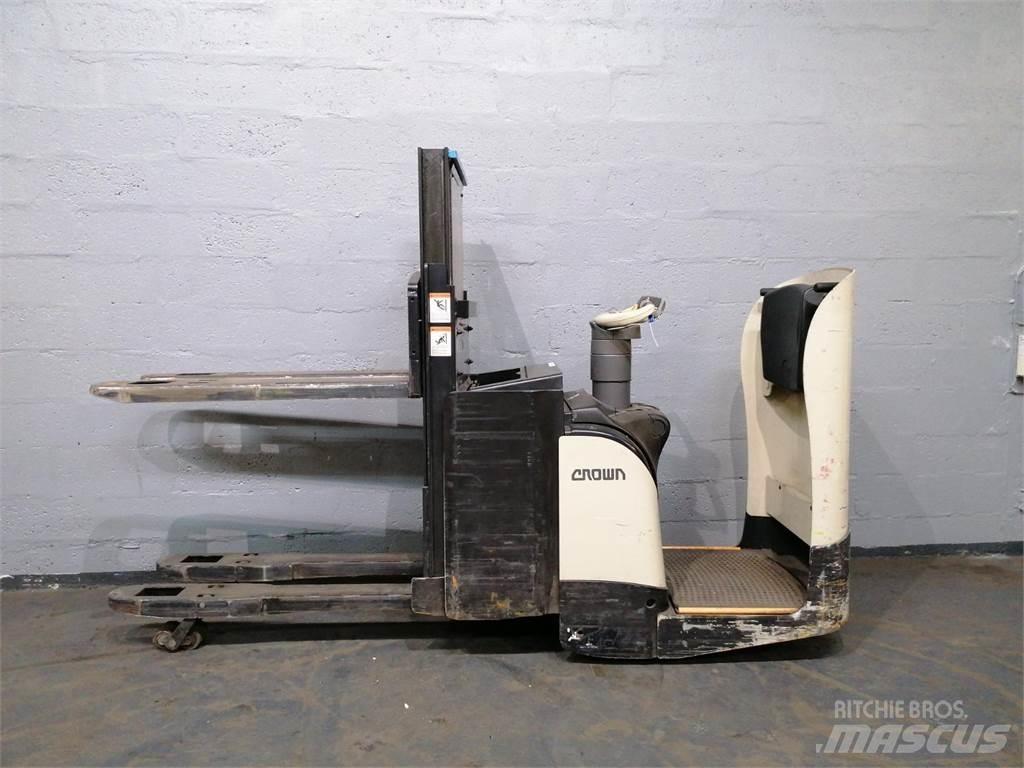 Crown DT3040 Selvkørende stablere