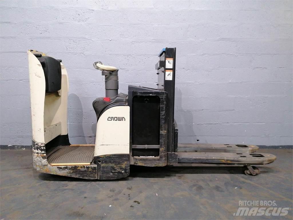 Crown DT3040 Selvkørende stablere