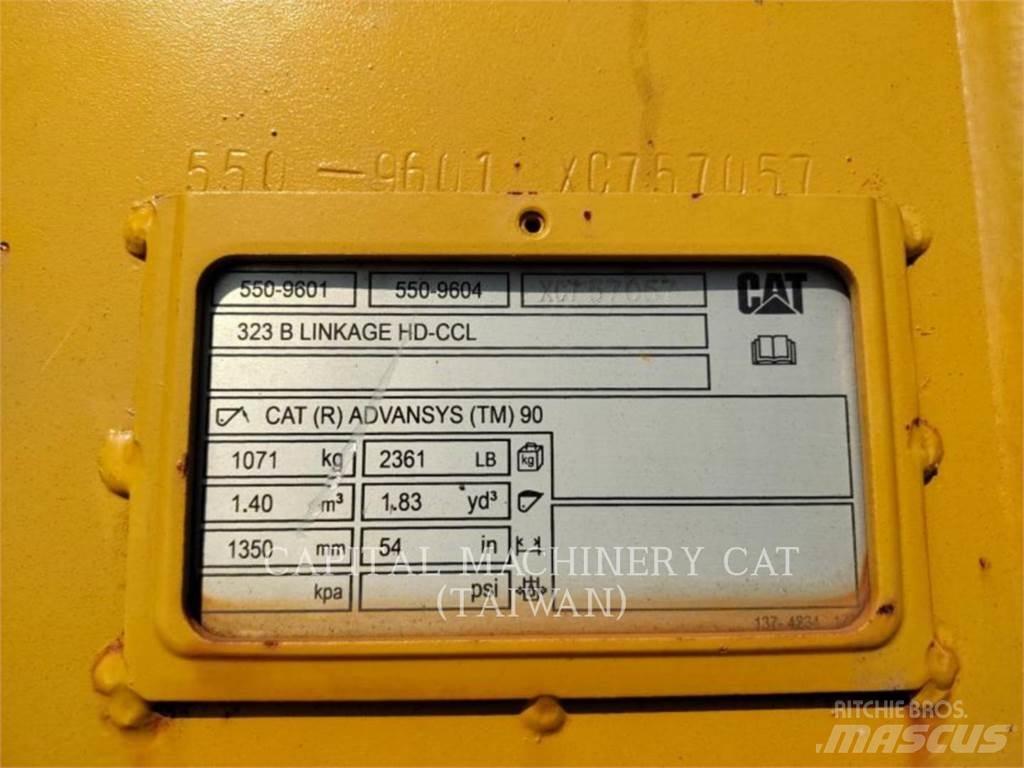 CAT 323 Skovle