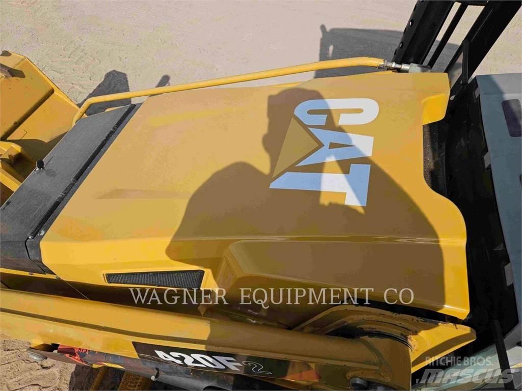 CAT 420F2 4WDS Rendegravere