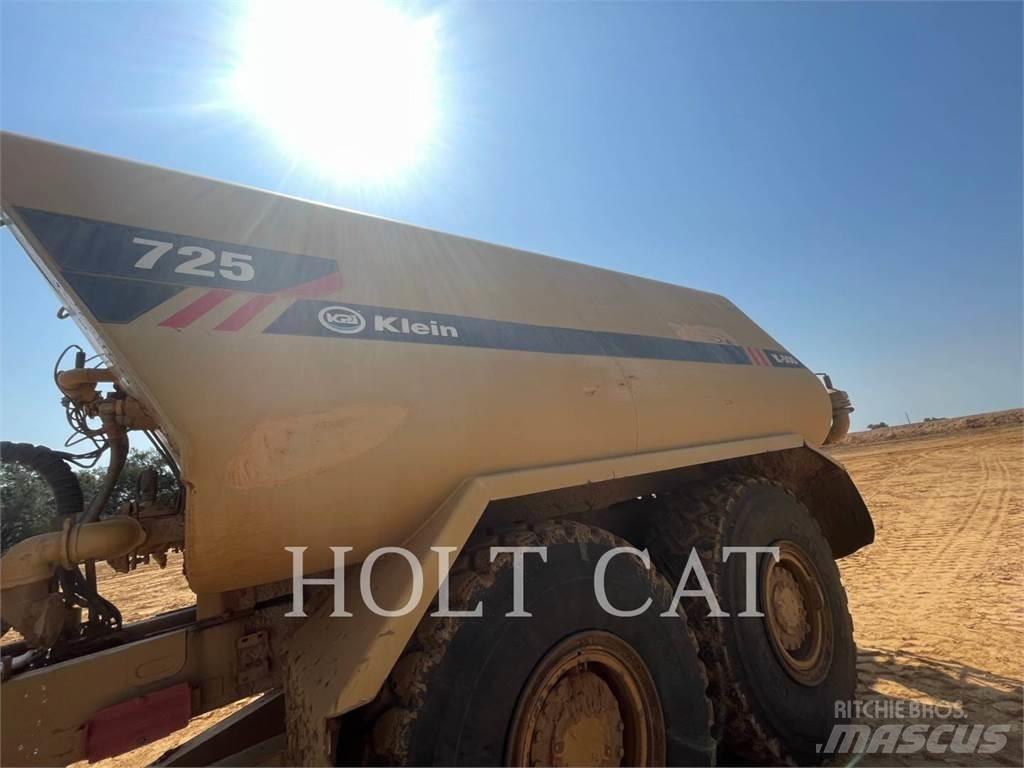CAT 725 Terrængående lastbiler