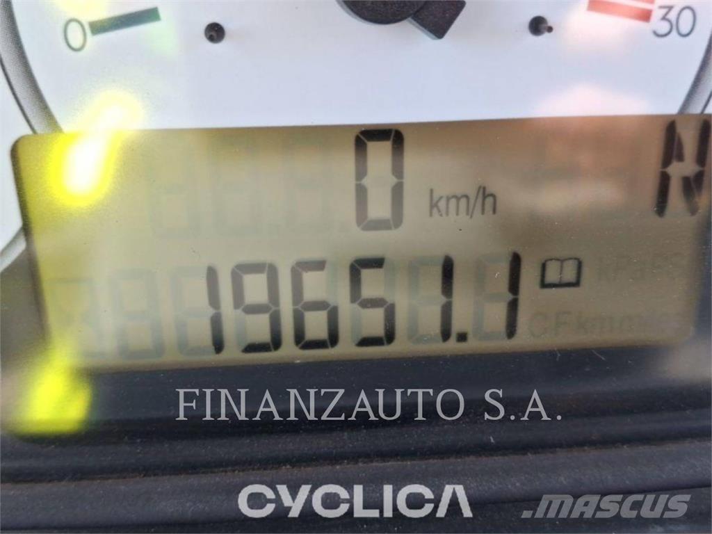 CAT 740 Terrængående lastbiler