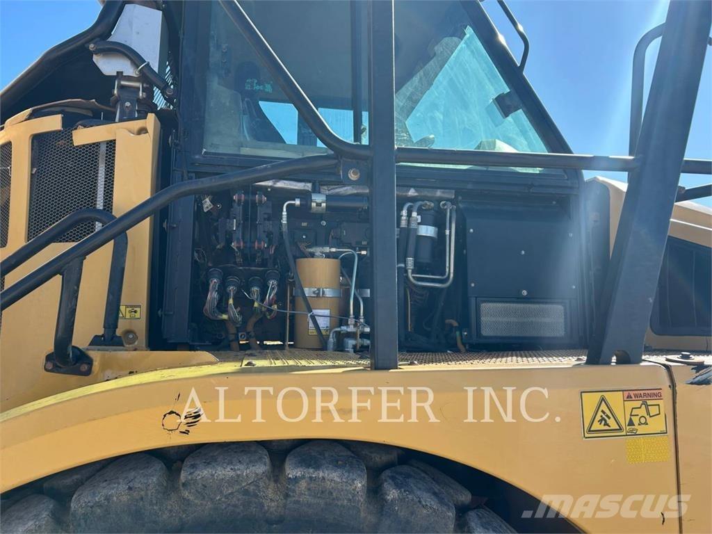 CAT 740B Terrængående lastbiler